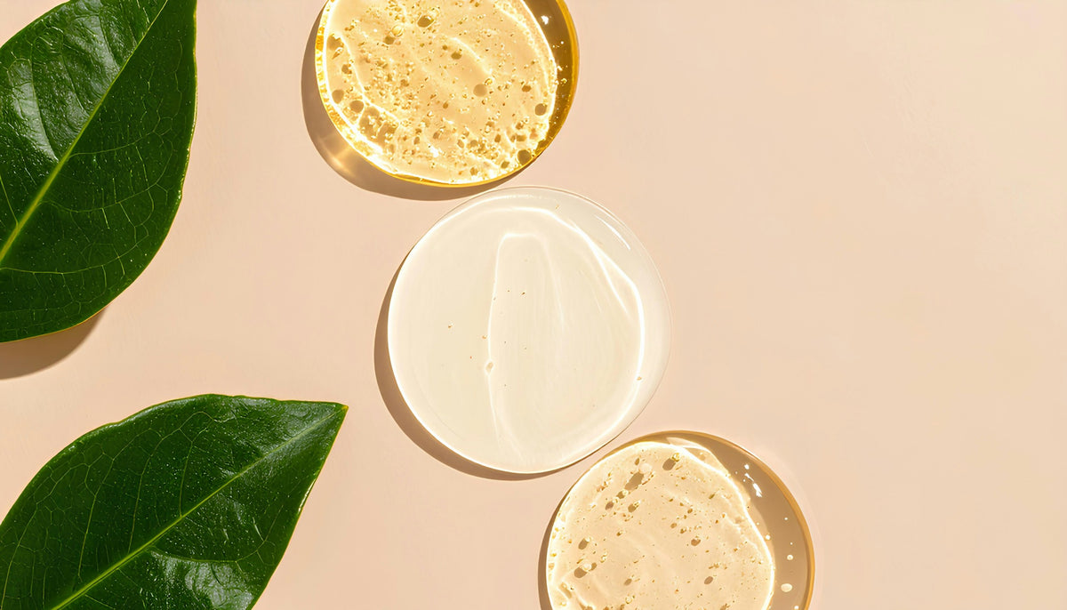 Soins visage naturels FleurPoudre : gel, crème et huile sur fond beige avec feuilles vertes